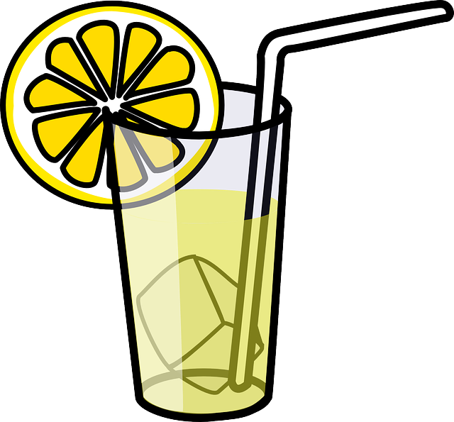 Un trago de ron con un toque de limón